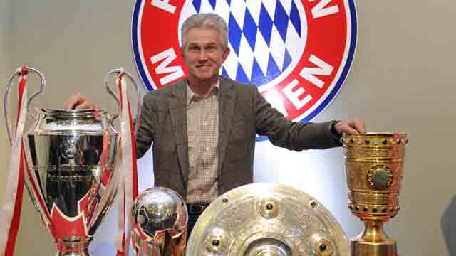 Volle Ausbeute: Jupp Heynckes posiert vor den Trophäen, die er mit dem FC Bayern in der Saison 2012/2013 gewonnen hat.