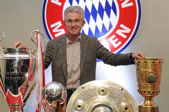 Volle Ausbeute: Jupp Heynckes posiert vor den Trophäen, die er mit dem FC Bayern in der Saison 2012/2013 gewonnen hat.