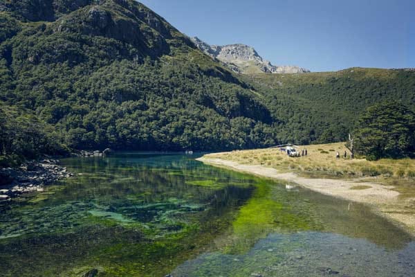 Klaus Thymann durfte ausnahmsweise in dem See tauchen. Normale Besucher können den See vom Ufer aus bestaunen, ein Hochwanderweg passiert den Blue Lake.