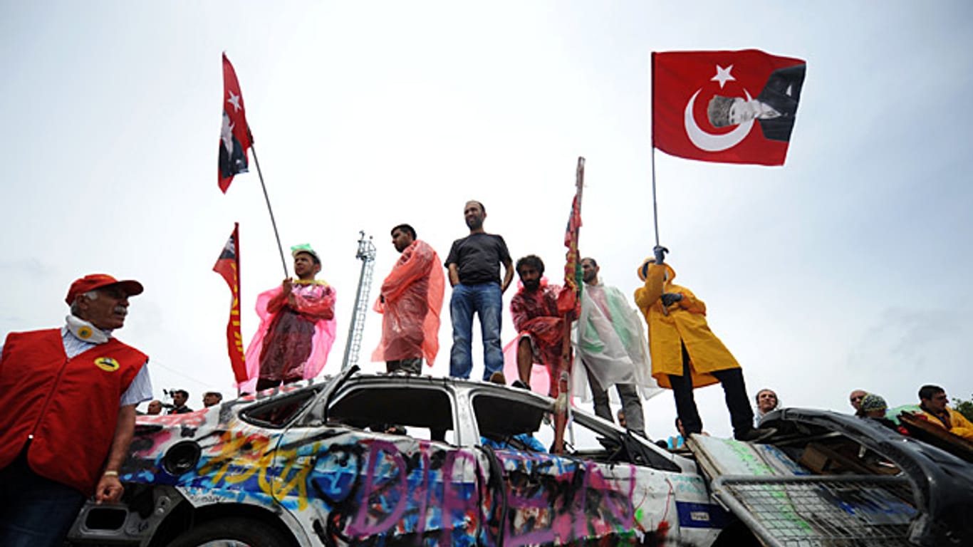 Kulturkampf in der Türkei: Progressive und Konservative demonstrieren beide unter der Landesflagge