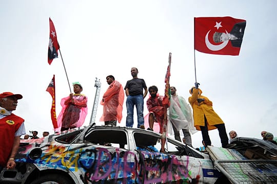 Kulturkampf in der Türkei: Progressive und Konservative demonstrieren beide unter der Landesflagge