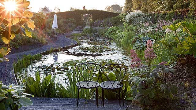 Ein Sitzplatz im Garten lädt zum Verweilen ein.