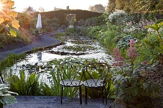 Ein Sitzplatz im Garten lädt zum Verweilen ein.