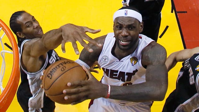 NBA-Finals: LeBron James setzt sich gegen Tim Duncan (li.) und Danny Green (re.) sowie Kawhy Leonard (hinten) durch