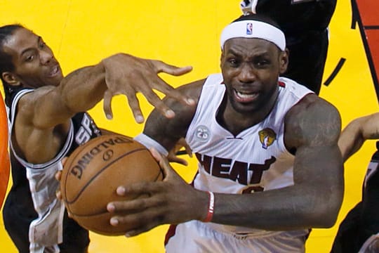 NBA-Finals: LeBron James setzt sich gegen Tim Duncan (li.) und Danny Green (re.) sowie Kawhy Leonard (hinten) durch