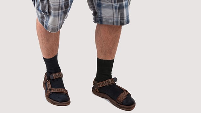 Behaarte Männerbeine in Socken und Sandalen: Kaum steigen die Temperaturen, ist der Mode-Fauxpas überall präsent: