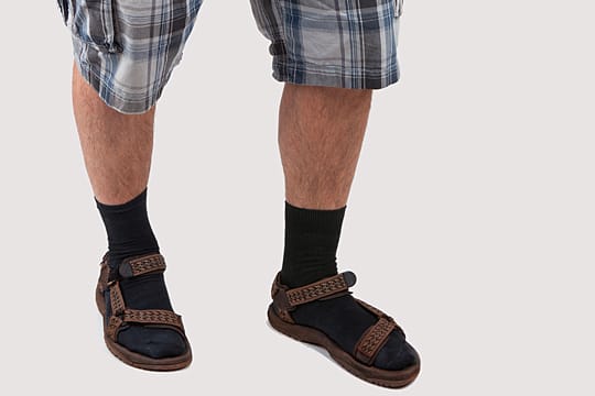 Behaarte Männerbeine in Socken und Sandalen: Kaum steigen die Temperaturen, ist der Mode-Fauxpas überall präsent: