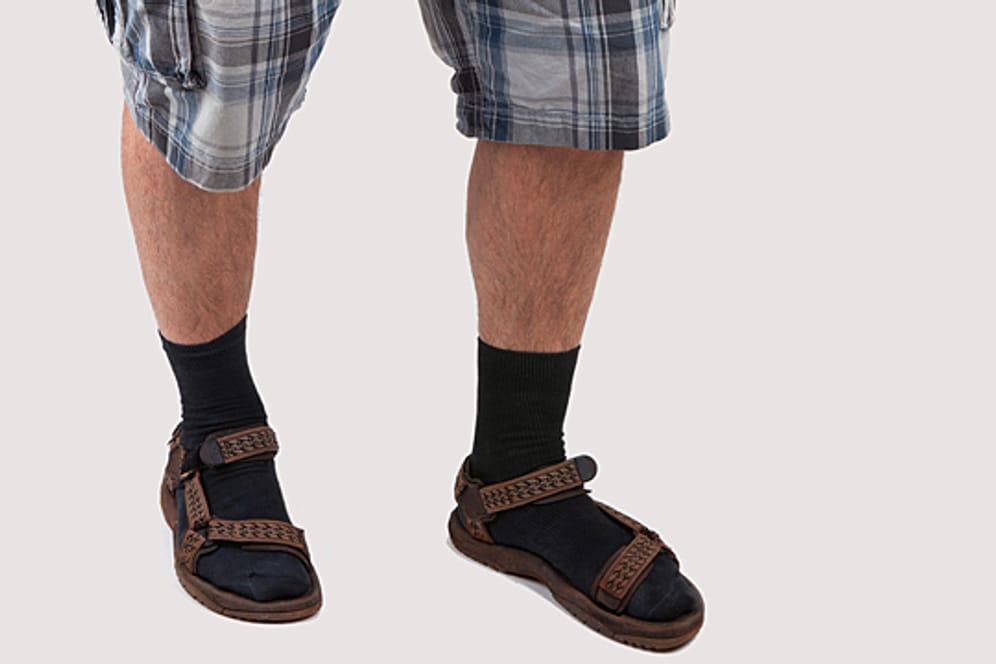 Behaarte Männerbeine in Socken und Sandalen: Kaum steigen die Temperaturen, ist der Mode-Fauxpas überall präsent: