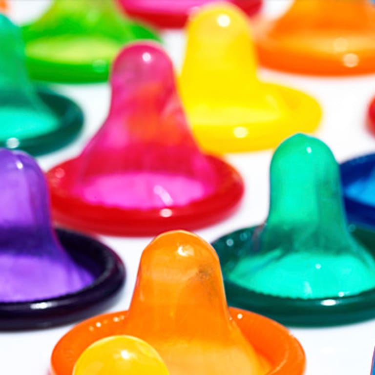 Duft- und Farbstoffe in Kondomen können Allergien auslösen.