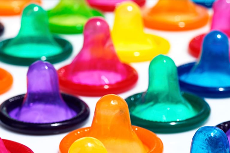 Duft- und Farbstoffe in Kondomen können Allergien auslösen.