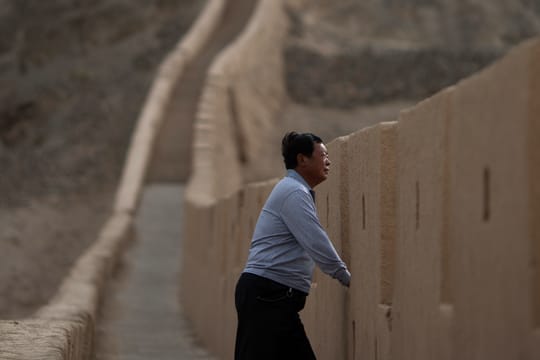 Yang Yongfu an seinem restaurierten Stück der Chinesischen Mauer.