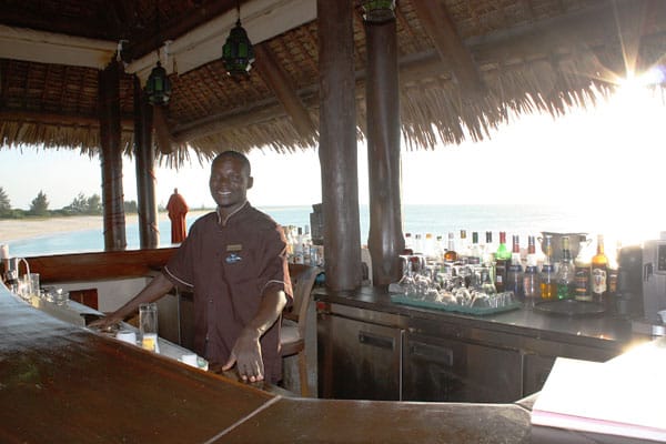 Barkeeper Adamo macht es Gästen sogar möglich, einen italienischen Grappa mitten in Afrika zu trinken.