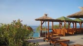 Hotel Monte Marina Naturist, Fuerteventura: Fernab von Trubel, Hektik und Textilien sorgt eine schicke Strandbar am feinen Sandstrand für perfektes Urlaubsfeeling.