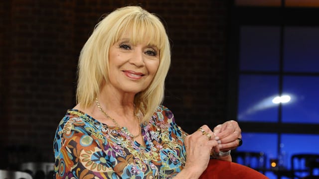 Nach dem Tod ihres Ex-Mannes Bert liebt Cindy Berger nun einen Bernd. Nach dem Tod ihres Ex-Mannes Bert liebt Cindy Berger nun einen Bernd.