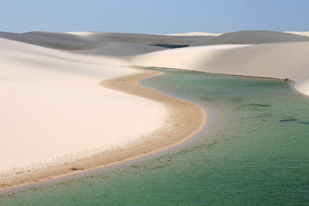 Ein seltenes Bild: Diese Lagune fließt durch eine Wüstenlandschaft.