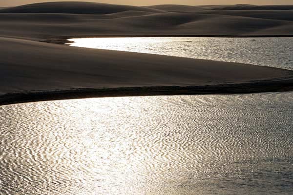 Wie Marmor durchziehen die Lagunen die Sandhügel, ihr Wasserstand hängt vom Regen ab.