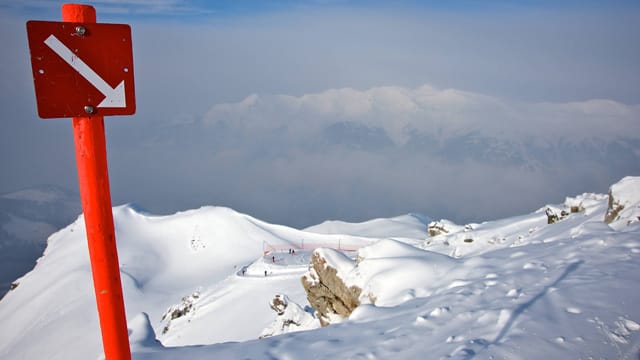 Eine rote Piste ist für erfahrene Skifahrer bestens geeignet.