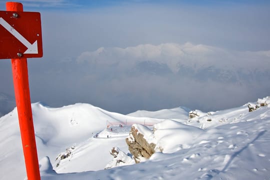 Eine rote Piste ist für erfahrene Skifahrer bestens geeignet.