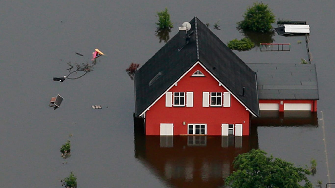 Die Flut zerstörte etliche Existenzen - ein Haus versinkt im Wasser in der Nähe von Fischbeck in Sachsen-Anhalt