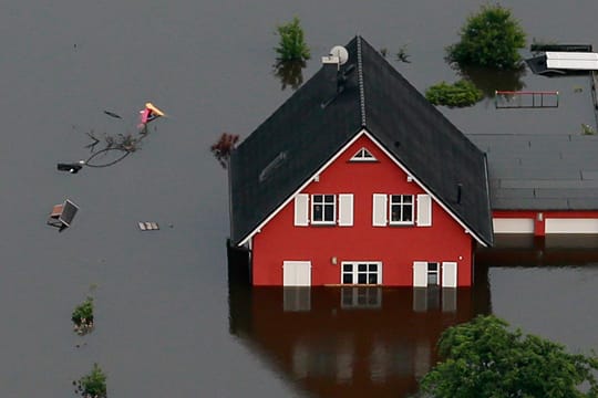 Die Flut zerstörte etliche Existenzen - ein Haus versinkt im Wasser in der Nähe von Fischbeck in Sachsen-Anhalt