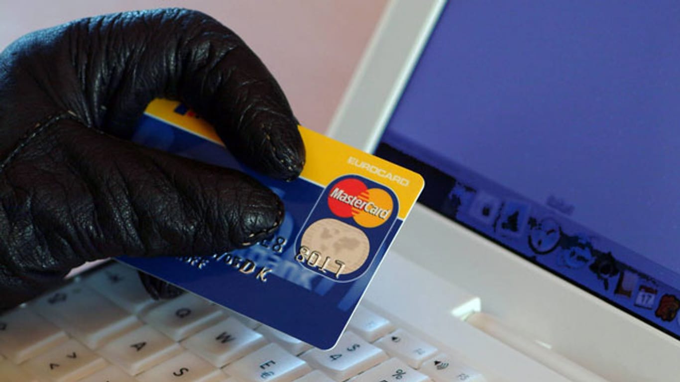 Hacker mit Kreditkarte