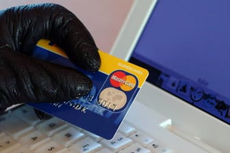 Hacker mit Kreditkarte