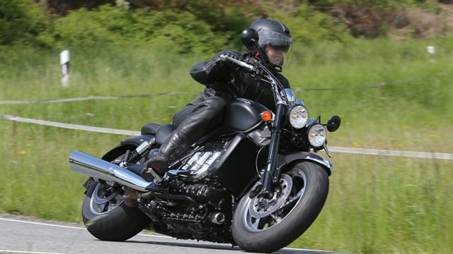 Schwer, mächtig und bärenstark: Die Triumph Rocket III muss man in seinem Motorradleben gefahren sein.