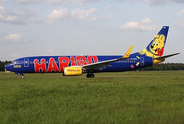 Ende 2008 wurde die Boeing 737-800 D-AHFM mit einer blauen Haribo-Sonderlackierung versehen und auf den Namen "GoldbAIR" getauft.