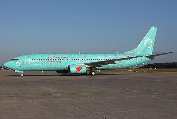 Diese Boeing 737-800 von Sunexpress mit Impressionen von Istanbul wurde am Flughafen Nürnberg fotografiert.