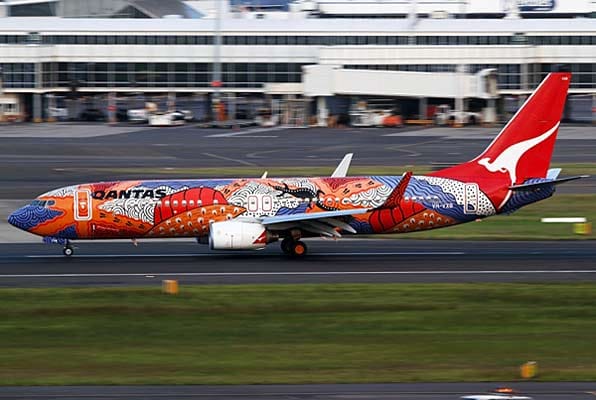 Diese Maschine von Qantas erhielt eine vom australischen Künstler Rene Kulitja entworfene Bemalung, die die Landschaft rund um den Uluru darstellen soll.