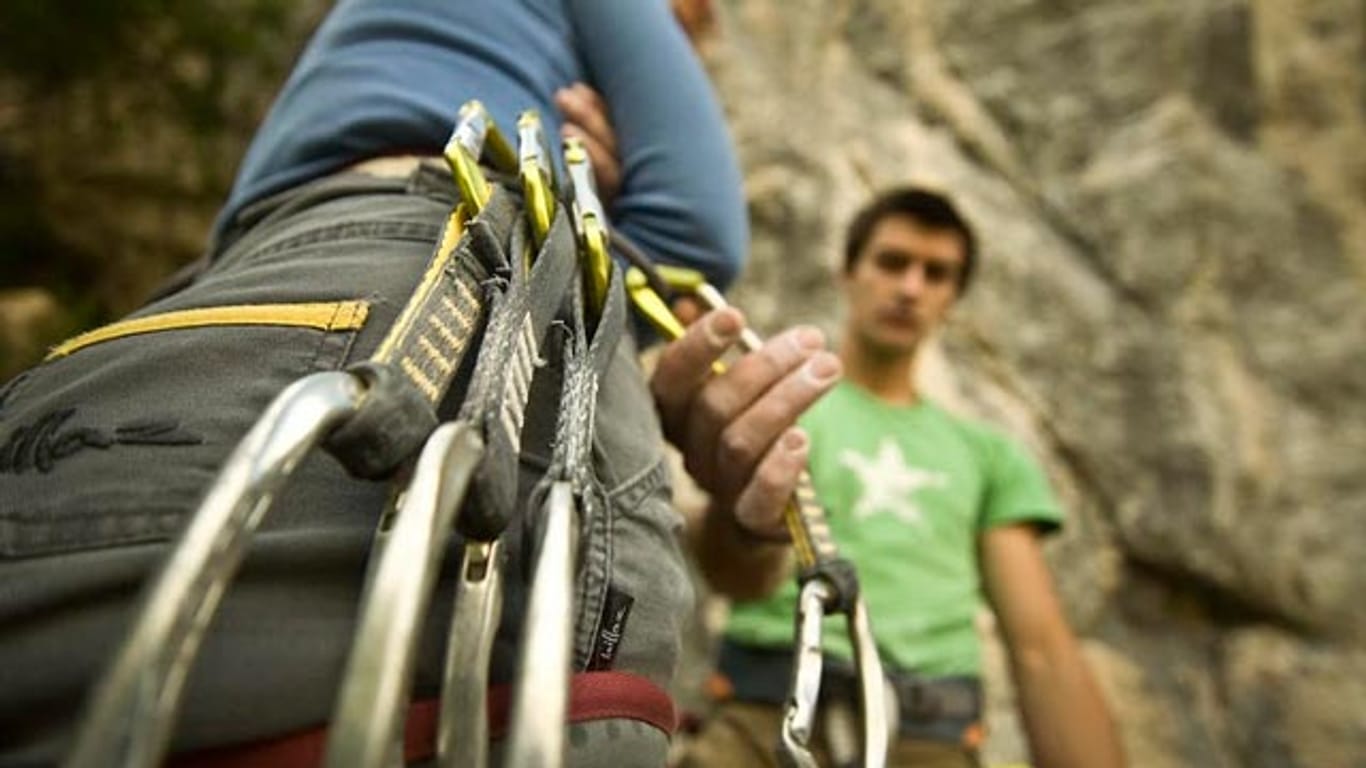Expressen beim Klettern am Fels.