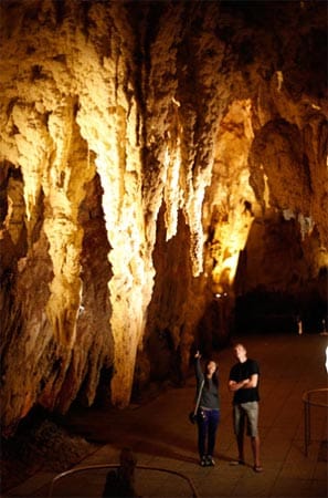 Die Aranui-Höhle ist trocken, das heißt dort gibt es keine Glühwürmer, sondern wunderschöne Stalaktiten und Stalagmiten.