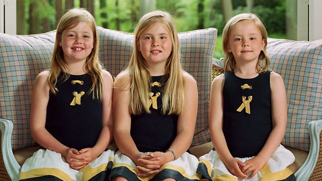 Kronprinzessin Amalia sitzt zwischen ihren Schwestern Alexia (li.) und Ariane (re.). Kronprinzessin Amalia sitzt zwischen ihren Schwestern Alexia (li.) und Ariane (re.).