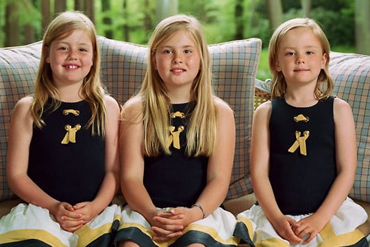 Kronprinzessin Amalia sitzt zwischen ihren Schwestern Alexia (li.) und Ariane (re.).