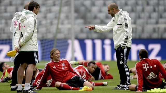 Anatolij Tymoschtschuk (sitzend) erhält Anweisungen von Bayerns neuem Trainer Pep Guardiola. Anatolij Tymoschtschuk (sitzend) erhält Anweisungen von Bayerns neuem Trainer Pep Guardiola.