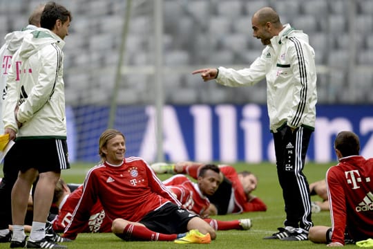 Anatolij Tymoschtschuk (sitzend) erhält Anweisungen von Bayerns neuem Trainer Pep Guardiola.