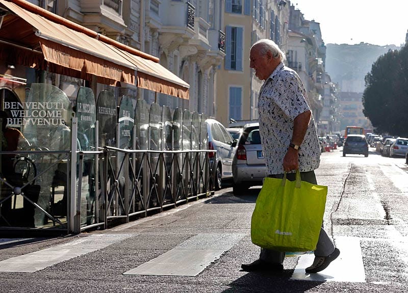 Eugene auf seinem täglichen Streifzug durch seine Heimatstadt Nizza, Südfrankreich.