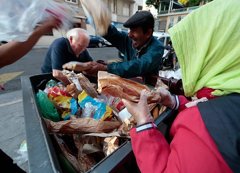 Hier reißt sich der Rentner mit anderen "Containern" um Baguette und anderes Brot vom Vortag, das im Handel nicht mehr verkauft werden kann.