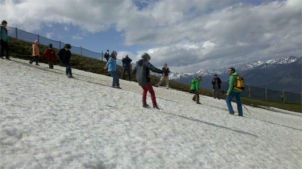 Hohe Salve, Kitzbüheler Alpen: Rutschpartie auf einem Schneefeld.