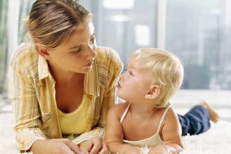 Gute Eltern vermitteln ihrem Kind Geborgenheit und Vertrauen, können aber auch loslassen.