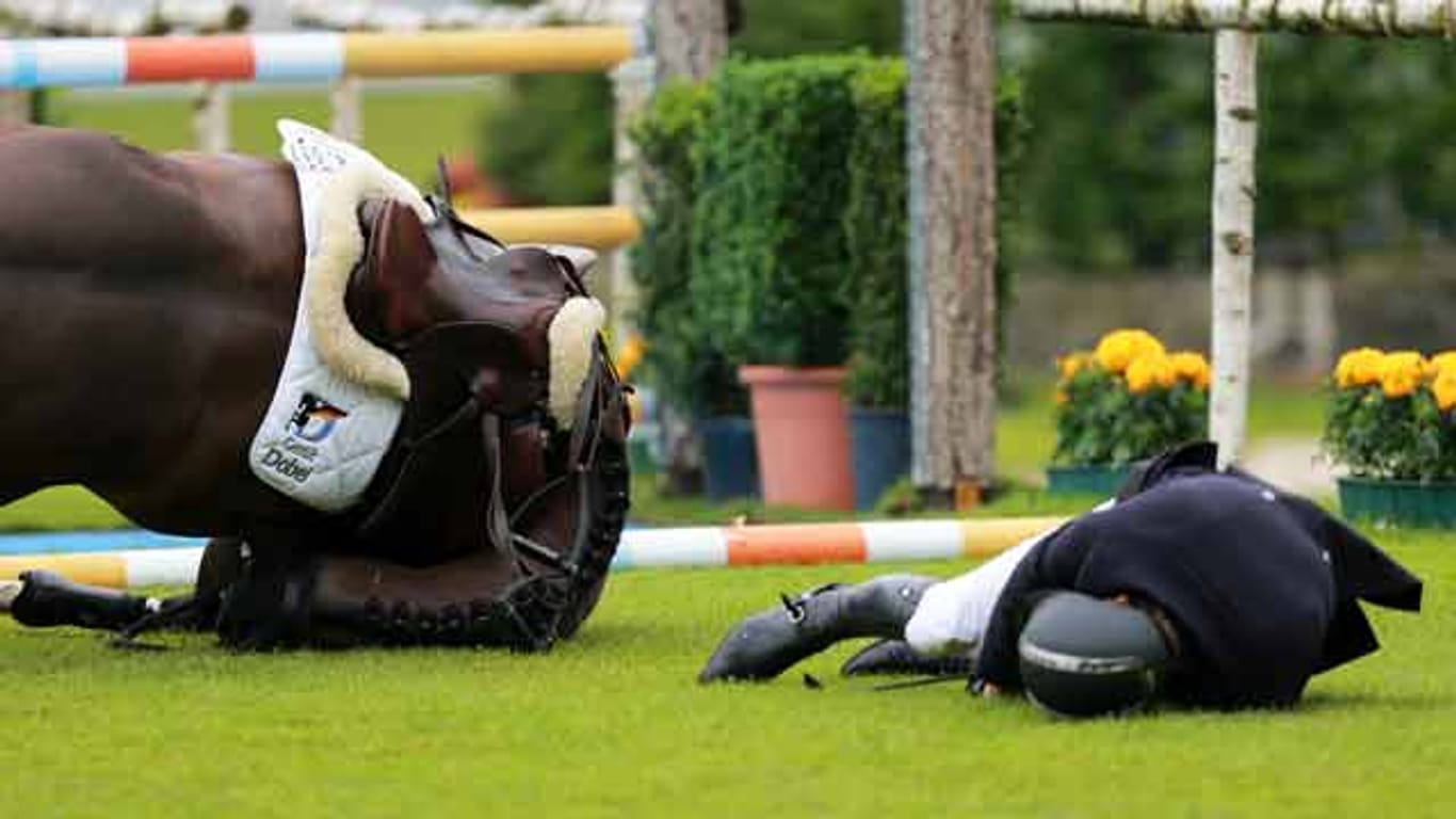 Schwerer Sturz mit vergleichsweise glimpflichem Ausgang: Andreas Kreuzer und sein Pferd Balounito
