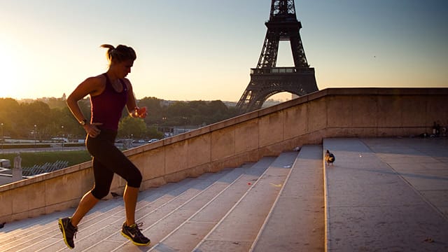 Beim Joggen in Paris fit bleiben und Sehenswürdigkeiten erkunden.