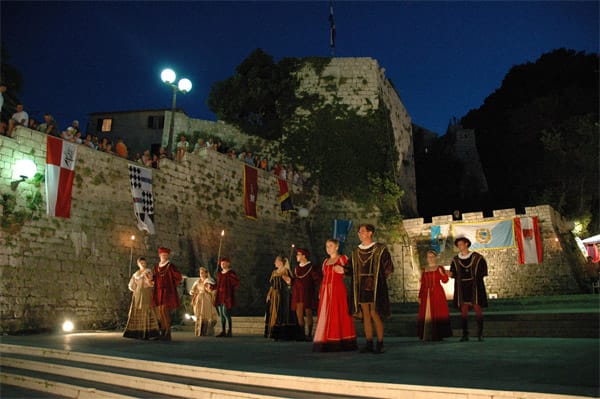 Zwar werden die Festspiele seit 1364 ausgetragen, doch mit der Wiederbelebung des Armbrustschützenvereins 1995 hat die Veranstaltung an Bedeutung gewonnen. Es zählt mittlerweile zu den wichtigsten Folkloreterminen Kroatiens.