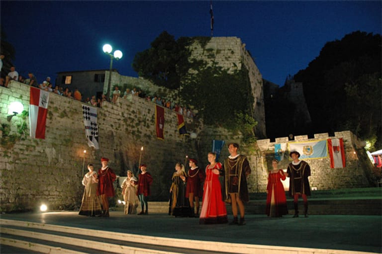 Zwar werden die Festspiele seit 1364 ausgetragen, doch mit der Wiederbelebung des Armbrustschützenvereins 1995 hat die Veranstaltung an Bedeutung gewonnen. Es zählt mittlerweile zu den wichtigsten Folkloreterminen Kroatiens.