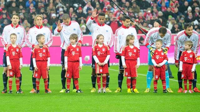 Hautnah dabei: Ihr könnt Hand in Hand mit den Stars ins Stadion einlaufen.