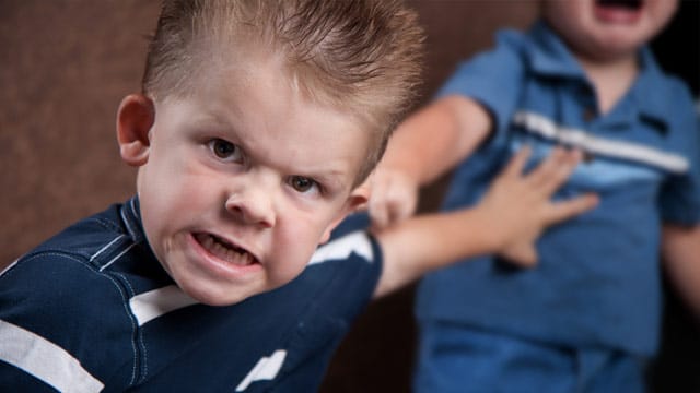 Laut Pädagoge Jesper Juul sollten Eltern Aggressionen bei ihren Kindern nicht unterdrücken.