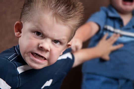 Laut Pädagoge Jesper Juul sollten Eltern Aggressionen bei ihren Kindern nicht unterdrücken.