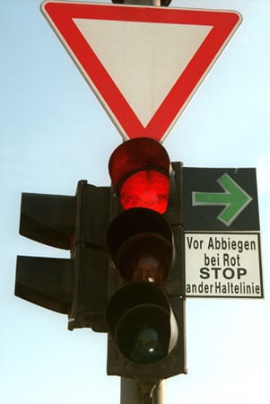 Irrtum: Bei Grünpfeil-Schildern an Ampeln kann man direkt rechts abbiegen. Das ist falsch. Ein Rechtsabbieger muss erst anhalten und auf den von links kommenden Verkehr achten.