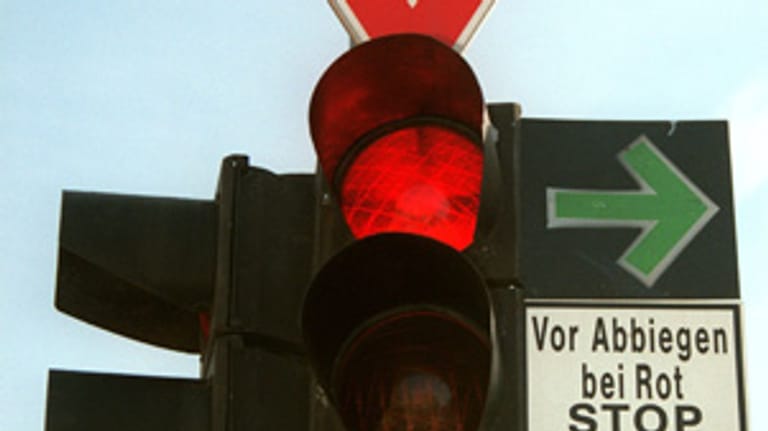Irrtum: Bei Grünpfeil-Schildern an Ampeln kann man direkt rechts abbiegen. Das ist falsch. Ein Rechtsabbieger muss erst anhalten und auf den von links kommenden Verkehr achten.