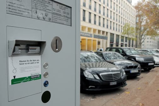 Irrtum: Ist der Parkscheinautomat kaputt, muss ich nicht zahlen. Nur weil ein Automat defekt ist, darf ich trotzdem nicht kostenlos parken. Wenn jedoch alle in der Nähe stehenden Automaten nicht funktionieren, muss ich tatsächlich nicht zahlen.